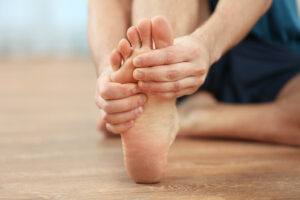 symptoms, causes, treatment and prevention of top of foot pain from running