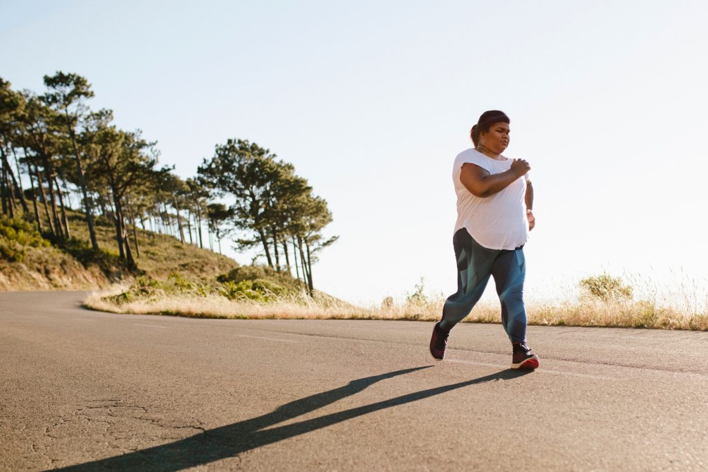 overweight woman running to lose weight