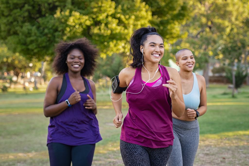 friends running to burn fat