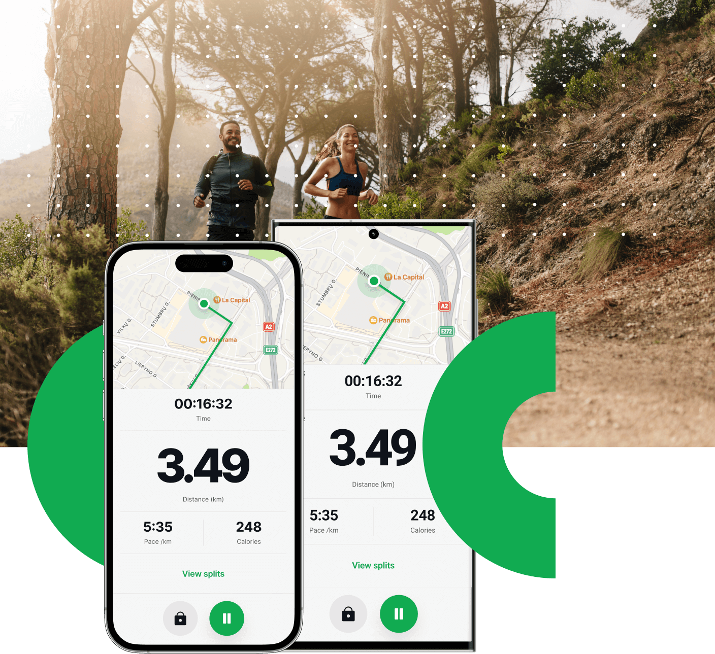 la aplicación de running joggo en teléfonos apple y android con personas felices corriendo por un bosque en el fondo